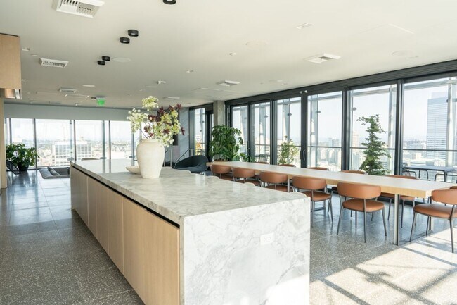 Building Photo - 2Bd/2Ba Seattle Condo