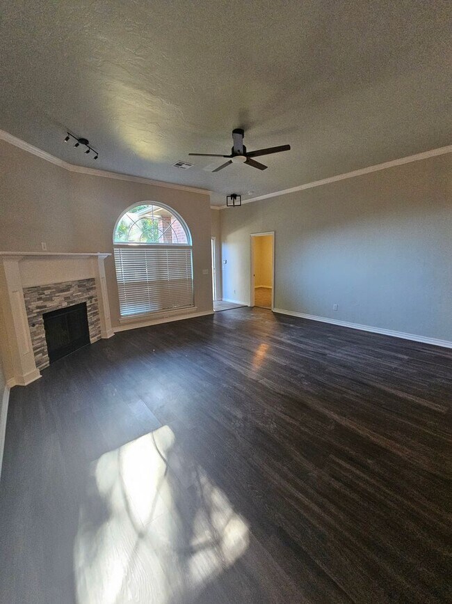 Building Photo - First Month Free!  Recently Remodeled!