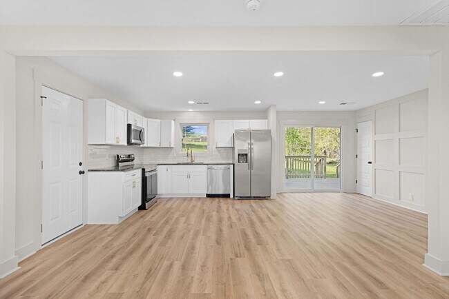 Building Photo - Beautiful Renovated 3 Bedroom Home For Ren...