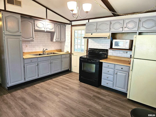 kitchen - 233 N Taylor St