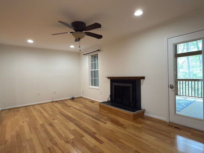 Building Photo - Beautiful 4 Bed 2.5 Bath Townhome in Burke For Rent!
