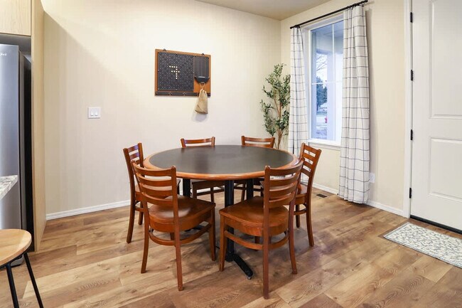 Building Photo - 609 N Kimball Ave