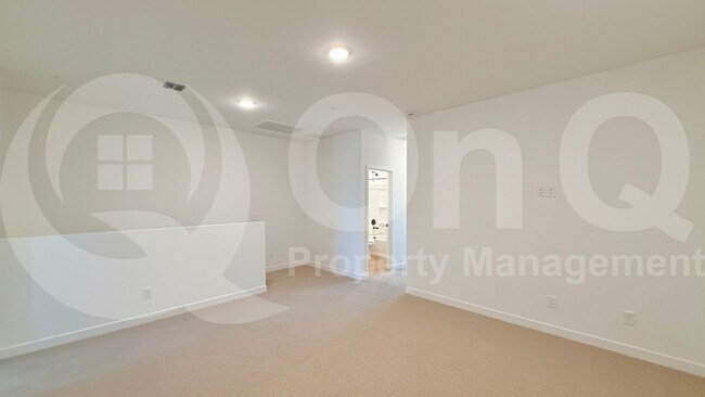 Building Photo - 2746 W Red Fox Rd