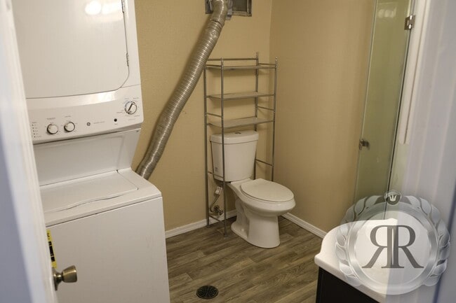 Building Photo - Gorgeous 4bd 1.5bt Home Next to YVC!