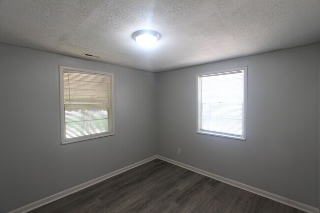 Building Photo - New On The Market!  Fresh Updates!!