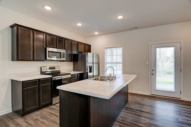 Building Photo - 318 Bogle St