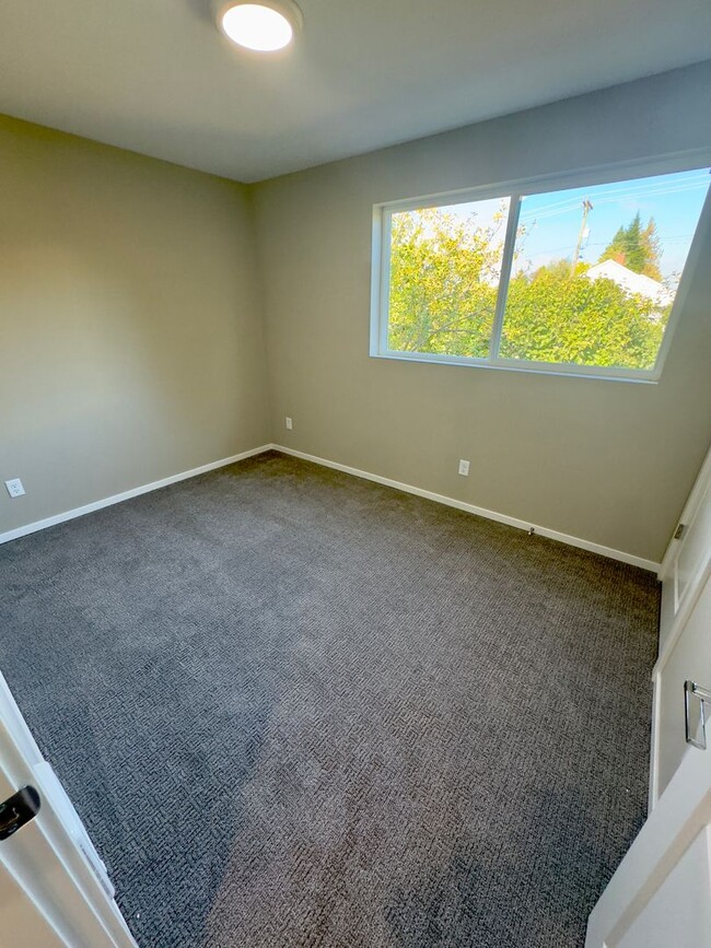 Building Photo - 3 Bd / 3 Ba Seattle Home