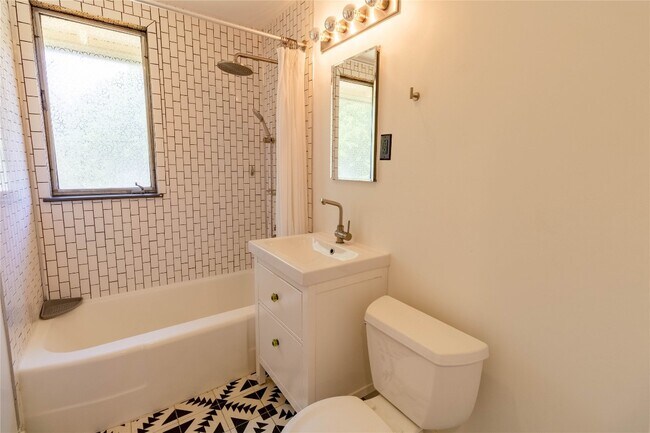 Building Photo - 1423 Broadmoor Dr