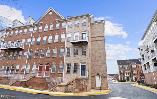 Primary Photo - 2665 Manhattan Pl