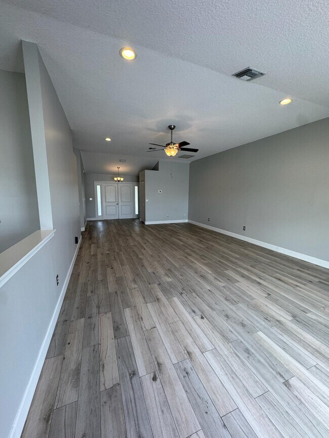 Building Photo - 12872 Meadowbend Dr