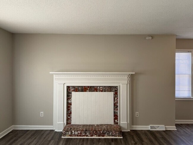 Building Photo - Great Location ! This 2 bedrooms, 1.5 bath townhome is conveniently located in Greer close to sho...