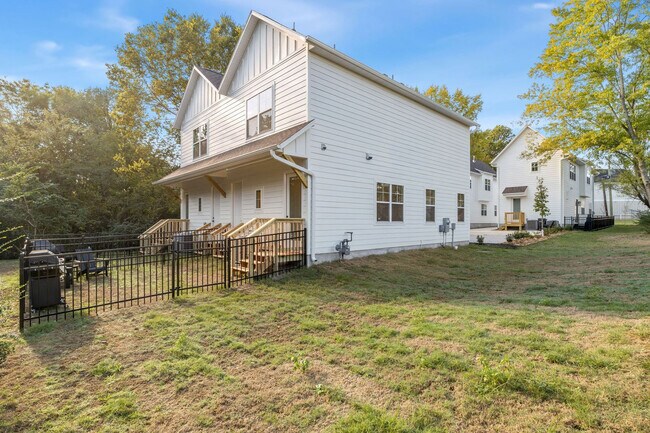 Building Photo - 1324 Van Buren Ave