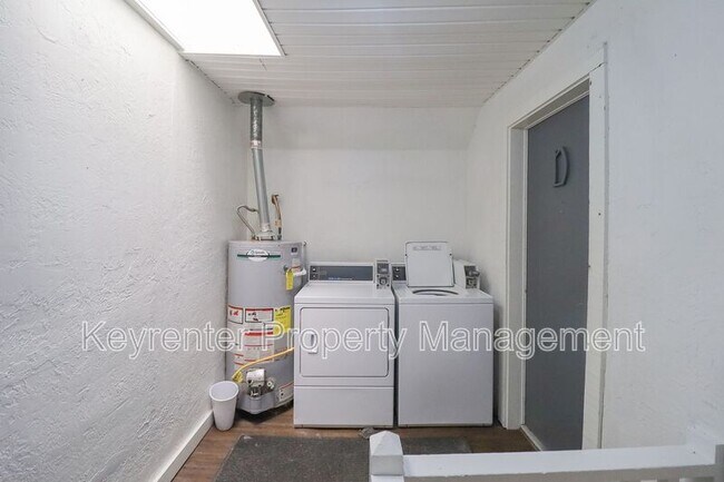 Building Photo - 405 S Maple St