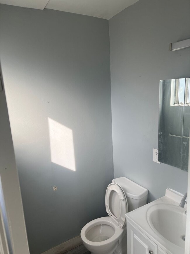 Building Photo - Beautiful 2 bedroom 1 1/2 bath town home l...