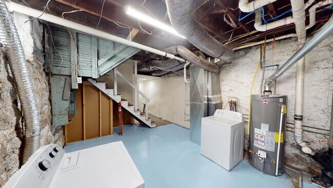 Building Photo - 6 BEDROOMS + 3 BATHROOMS Available August 20, 2026! Schedule to see it today!