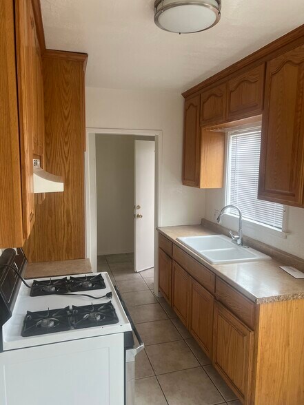 Building Photo - 511 N La Brea Ave