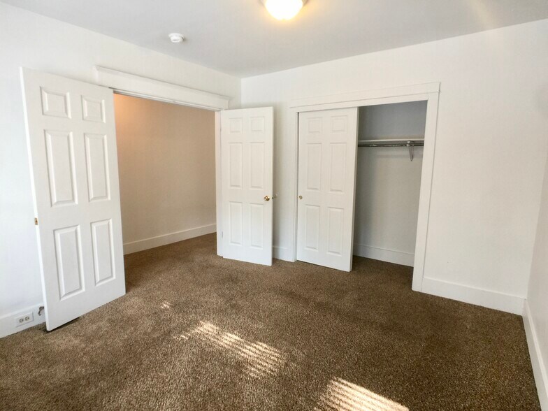 Building Photo - 729 E Linden Ave