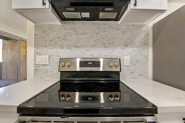 Building Photo - 9175 Campina Dr