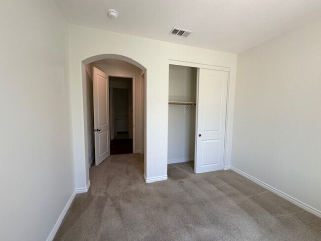 Building Photo - Stunning Executive home with loads of cust...