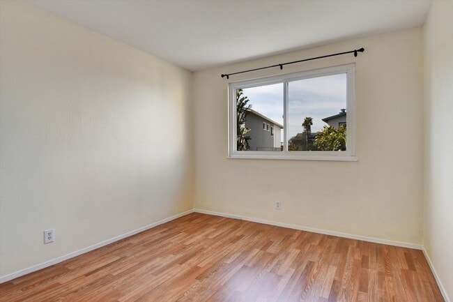 Building Photo - Spacious & Stylish Home in Pacifica’s Desirable Fairmont Neighborhood