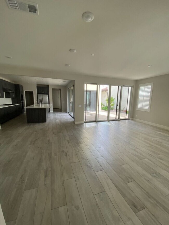 Building Photo - Beautiful Home - Plan 3 4BR/4.5BA in Casavia