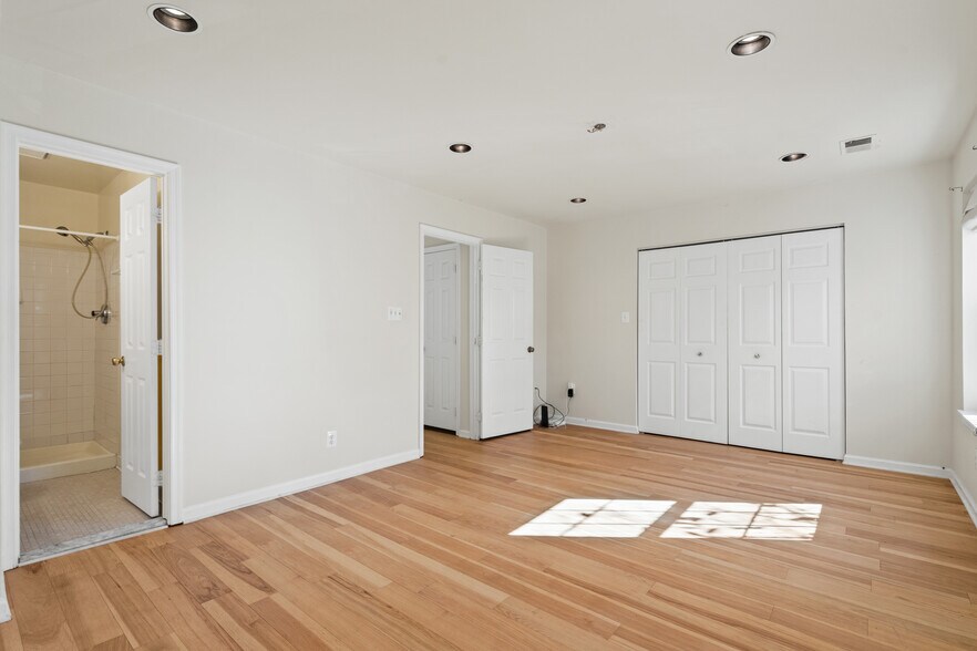 Building Photo - 7417 Wilma Ln