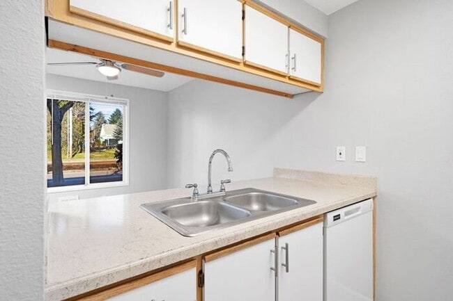 Building Photo - Spacious 2 Bed, 1.5 Bath. townhome with Washer and Dryer!
