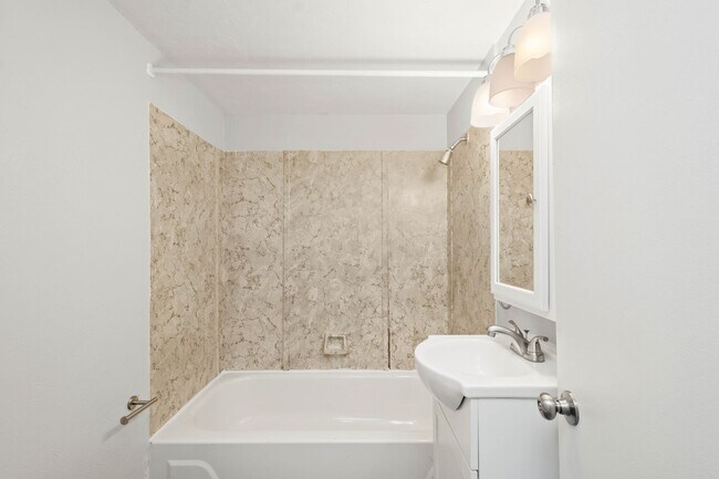 Building Photo - 831 Hall St