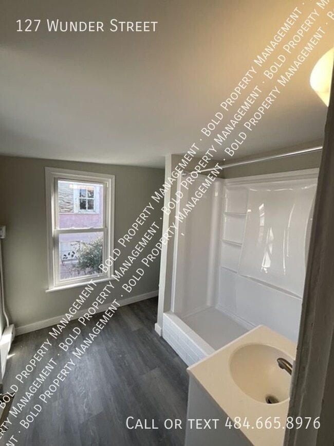 Building Photo - 127 Wunder St