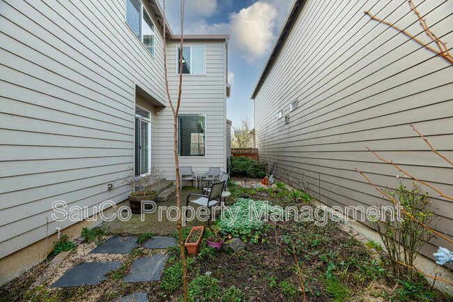 Building Photo - 3722 SE Oakleaf St