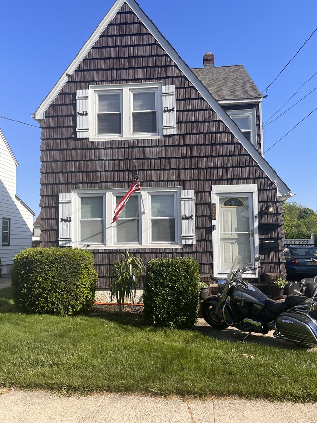 Building Photo - 229 Willets Ave