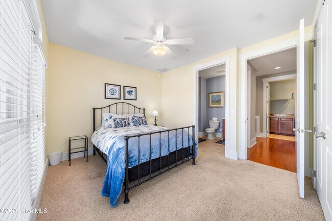 Building Photo - 2537 St James Dr SE