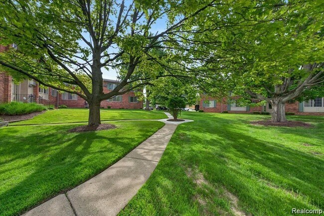 Building Photo - 454 Romeo Rd