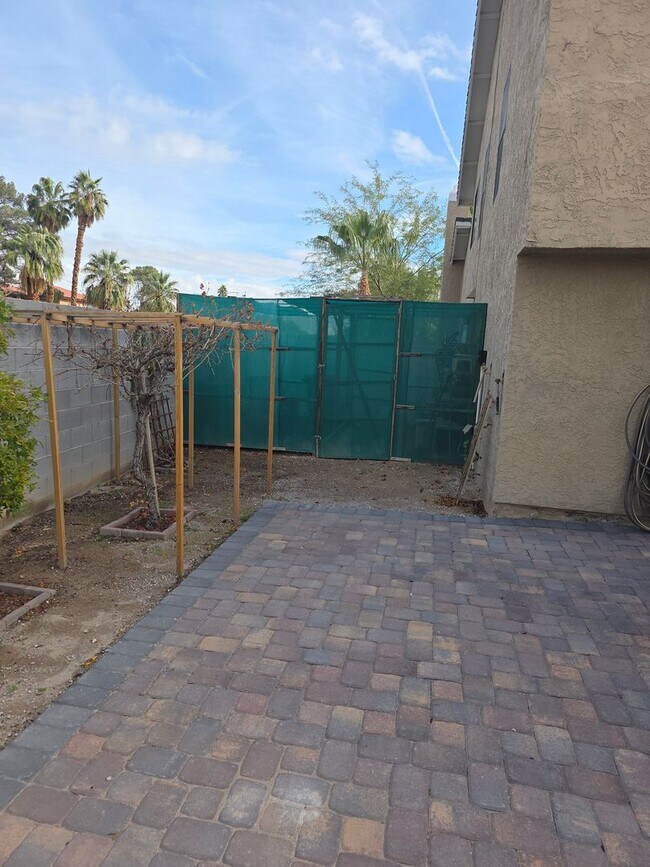 Building Photo - Beautiful 4 bed/ 3 bath POOL Home For Rent