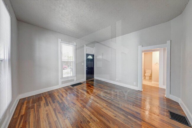 Building Photo - 1106 S Reisner St