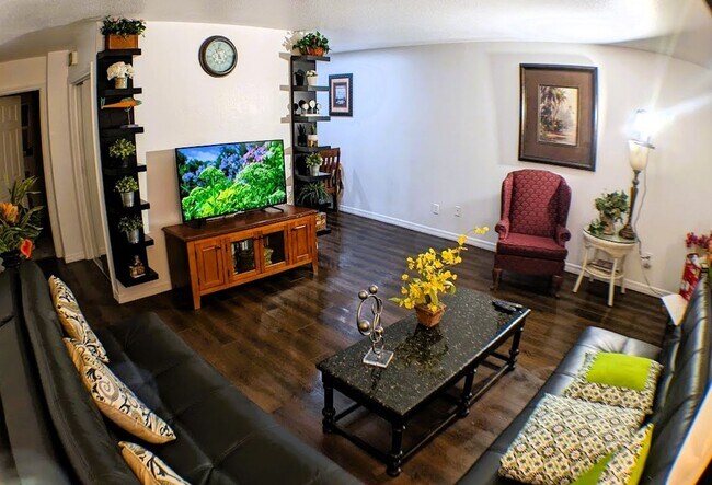 Building Photo - 2 Bed / 1 Bath Cozy Downtown Duplex Apartment