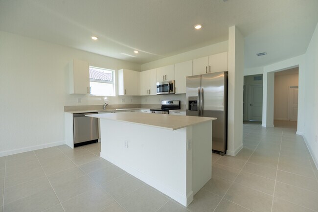 Building Photo - 2485 SE 29th Dr