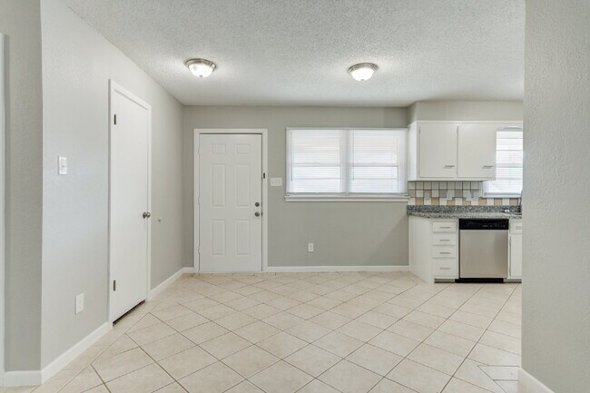 Building Photo - Wonderful 3/2/1 in Central Lubbock!