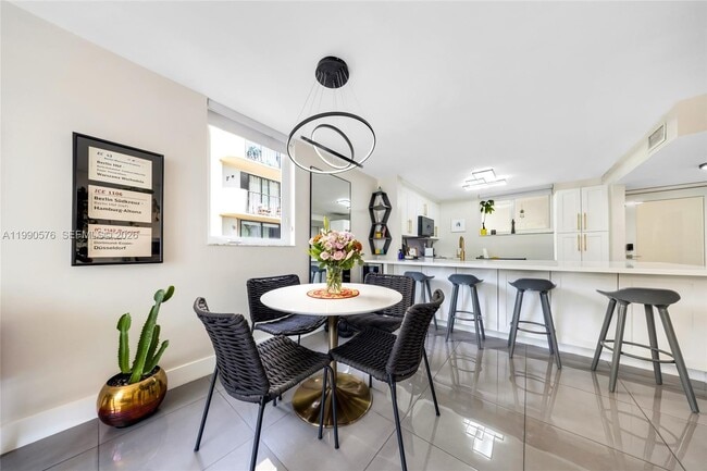 Building Photo - 1665 Bay Rd