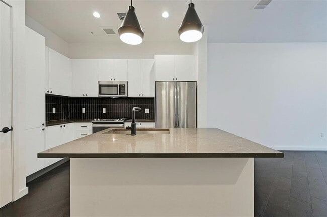 Building Photo - 800 Embassy Dr