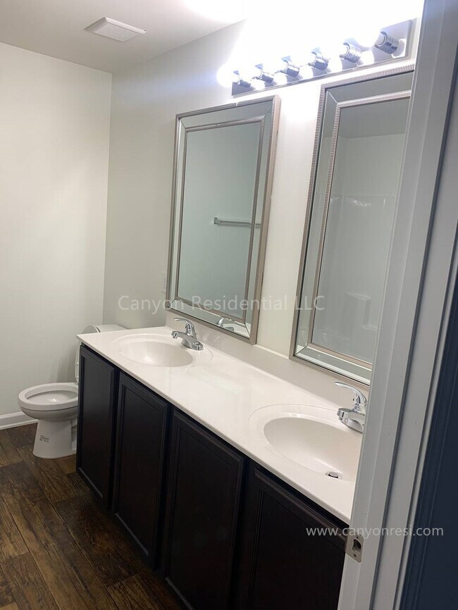 Building Photo - Recently Renovated!!Beautiful 4BR home.