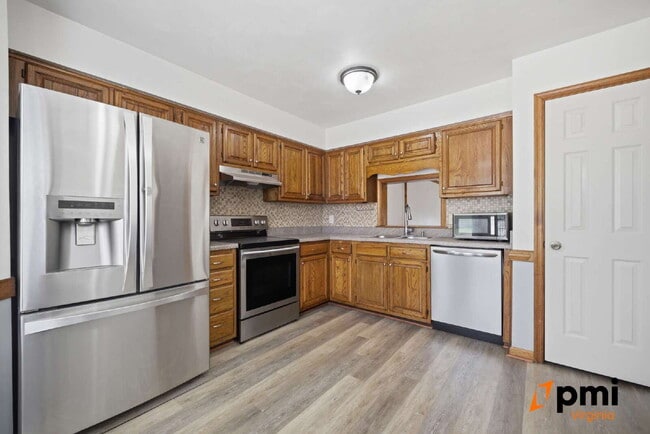 Building Photo - UPDATED 3 BEDROOM 2.5 BATH, FENCED YARD PETS ALLOWED