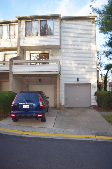 Primary Photo - 9745 Lake Shore Dr