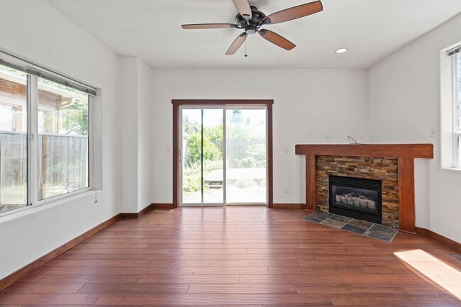 Building Photo - Charming 3-bdrm/2-bath Slender Home in Roseway. Fenced backyard, 1-car garage