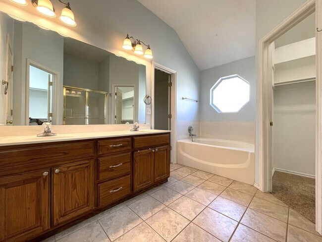 Building Photo - Charming Home in Del City!