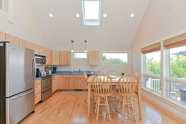 Building Photo - 4 Bryn Mawr Way