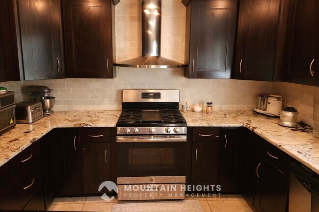 Building Photo - 2096 Rainbow Point Dr