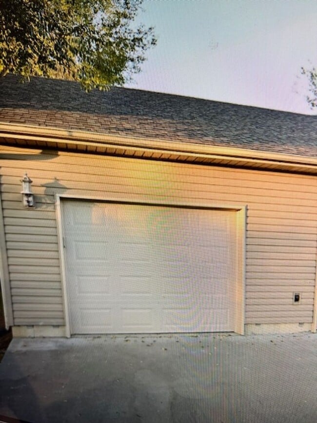 Building Photo - Cute 3-bedroom, 2 bath home with 1 car gar...