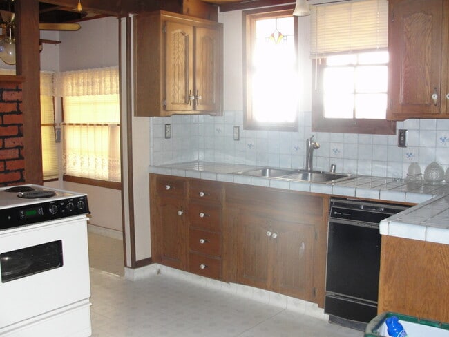 Building Photo - Large Country Home