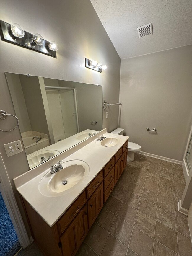 Building Photo - Bright open 3BR/2ba with bonus, 1900 sq feet!  Pets are owner's approval, fees apply.